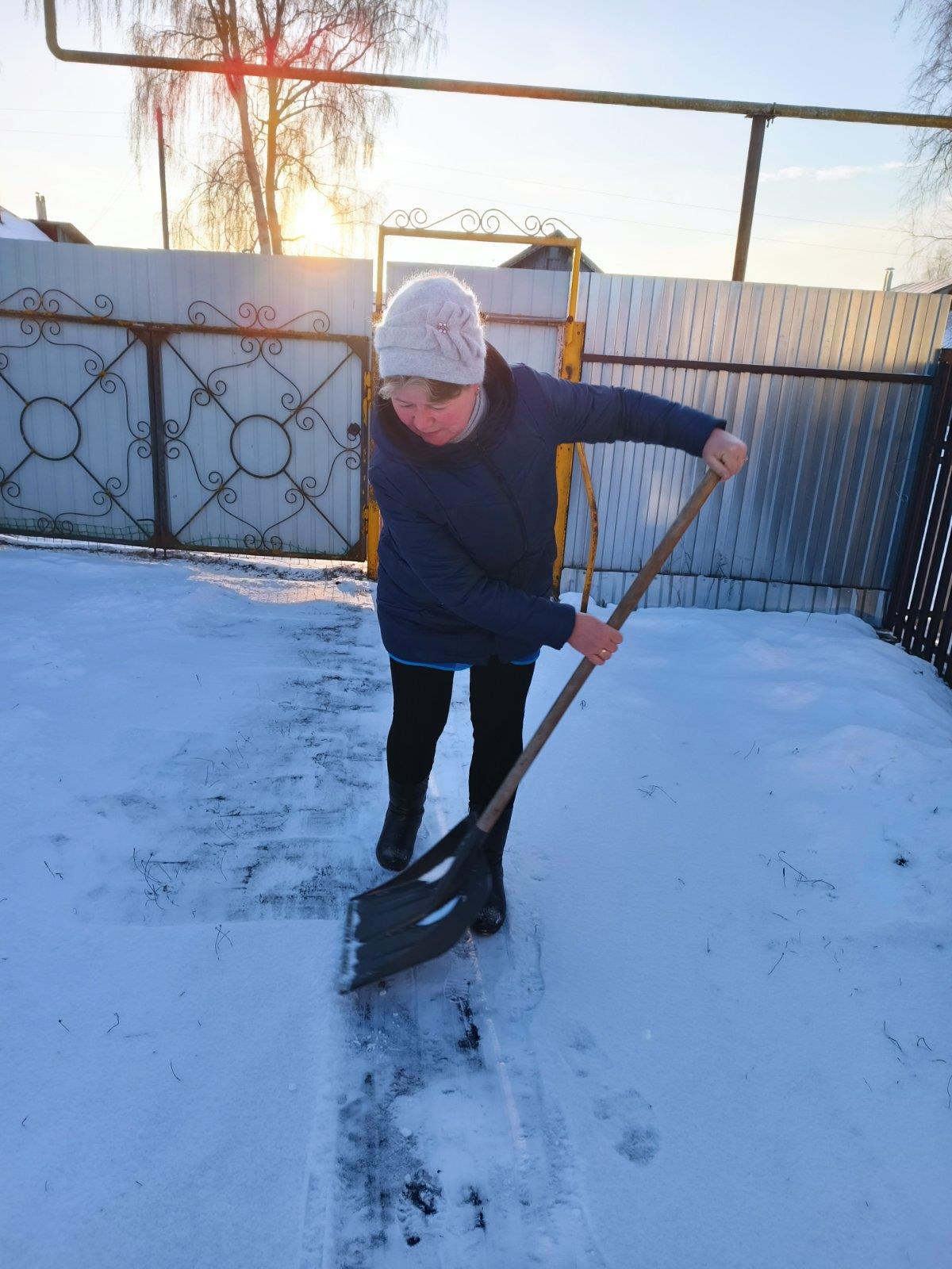 Социальные работники помогли с уборкой снега
