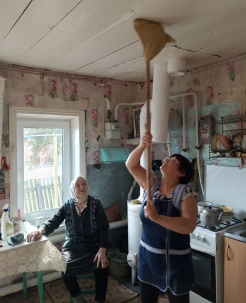 Акция по уборке домов получателей социальных услуг «Дом без одиночества»