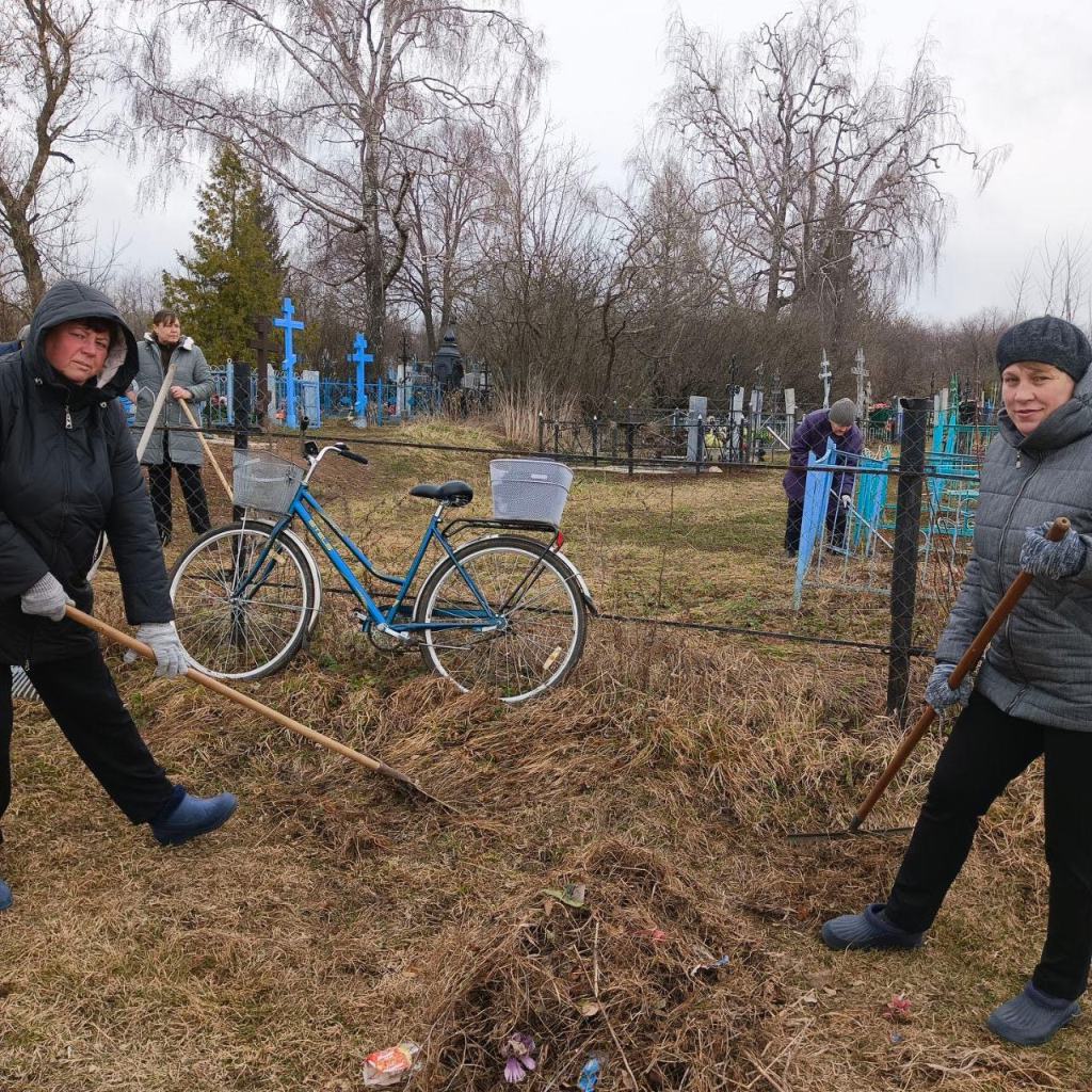 Уборка территории кладбища в преддверии Пасхи