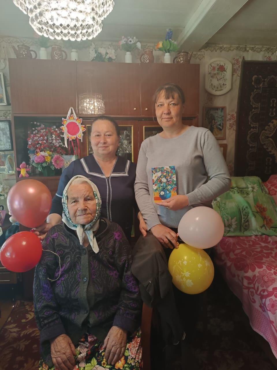 Поздравление получателя социальных услуг с 90-летием