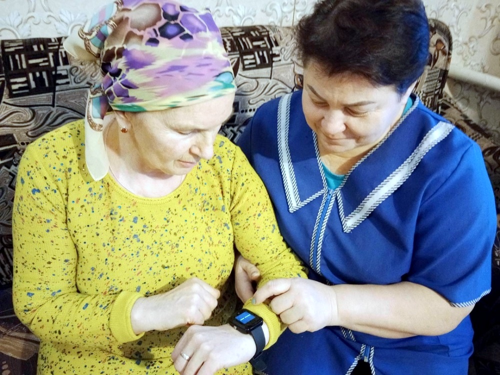 Получатели социальных услуг активно используют смарт часы в рамках проекта