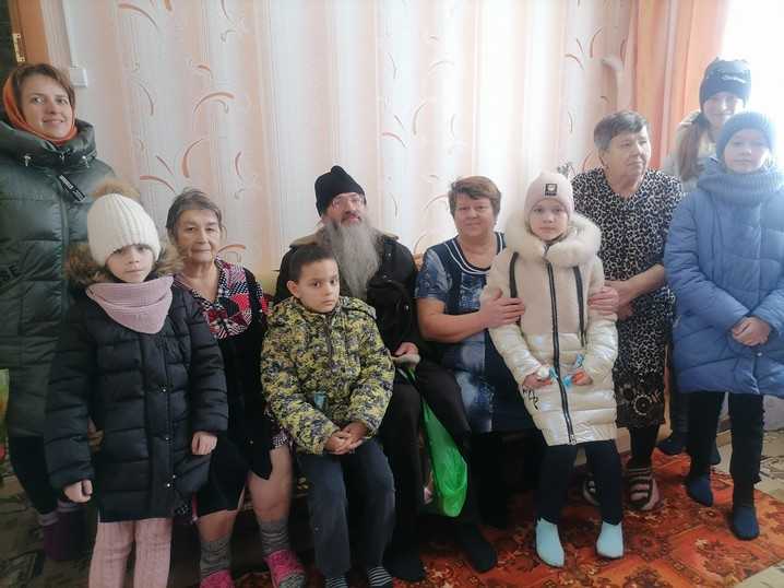 Поздравление на дому обслуживаемых граждан с православными праздниками Рождество Христово и Крещение Господня