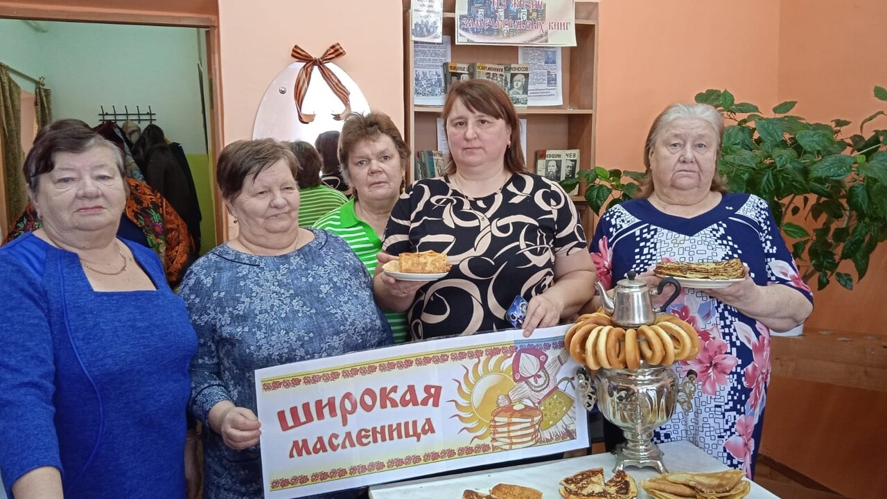 Социальные работники угощали своих подопечных блинами и пирогами.