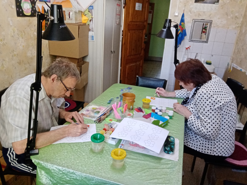 Занятие по изготовлению подарков ко Дню защиты детей «Сладкие цветочки» в ОДП.