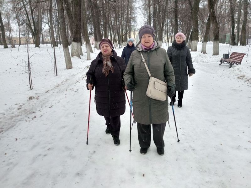 Прогулка скандинавской ходьбой.